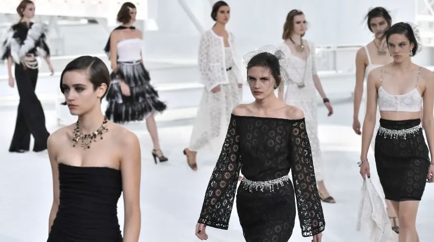 Kristen Stewart chiếm trọn spotlight trong show Chanel