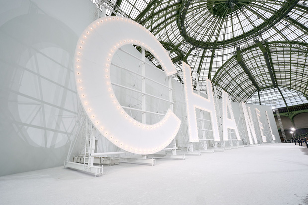 Kristen Stewart chiếm trọn spotlight trong show Chanel Kristen Stewart chiếm trọn spotlight trong show Chanel