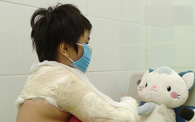 Ký ức kinh hoàng của bé gái 6 tuổi bị bố đẻ bạo hành