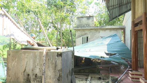 Lốc xoáy khiến mái hiên rơi trúng phòng ngủ hai mẹ con.