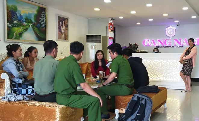 Chị em chịu chi cả trăm triệu nhưng 'đánh cược' nhan sắc và tính mạng cho cơ sở thẩm mỹ