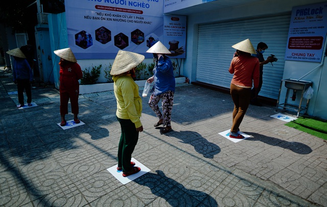Sài Gòn giữa dịch COVID-19: Máy phát gạo miễn phí cho người nghèo tại thời điểm cách ly toàn xã hội Sài Gòn giữa dịch COVID-19: Máy phát gạo miễn phí cho người nghèo tại thời điểm cách ly toàn xã hội