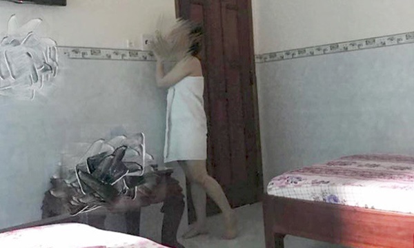 Mẹ và chồng động viên cho vợ ngủ với người yêu cũ