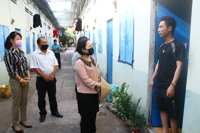 Ấm lòng mùa dịch COVID-19: Bà chủ trọ tốt bụng miễn phí 2 tháng thuê trọ cho gần 400 người Ấm lòng mùa dịch COVID-19: Bà chủ trọ tốt bụng miễn phí 2 tháng thuê trọ cho gần 400 người