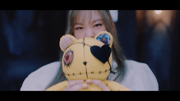 MV Lovesick Girls cắt bỏ cảnh nữ y tá Jennie