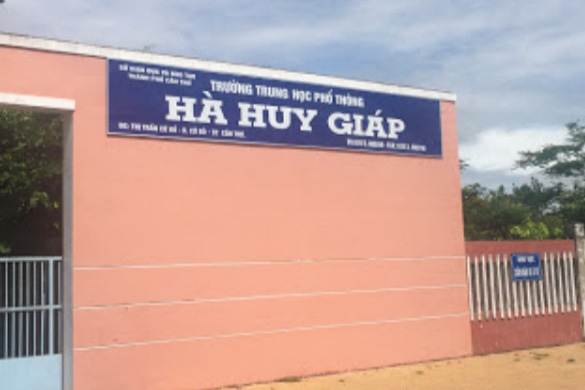 Nam sinh nhảy lầu tự tử sau khi nói chuyện với bạn Nam sinh nhảy lầu tự tử sau khi nói chuyện với bạn