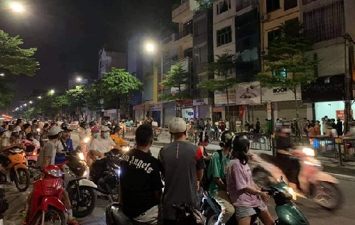 Nam thanh niên cố thủ trong nhà với hung khí, lựu đạn, súng