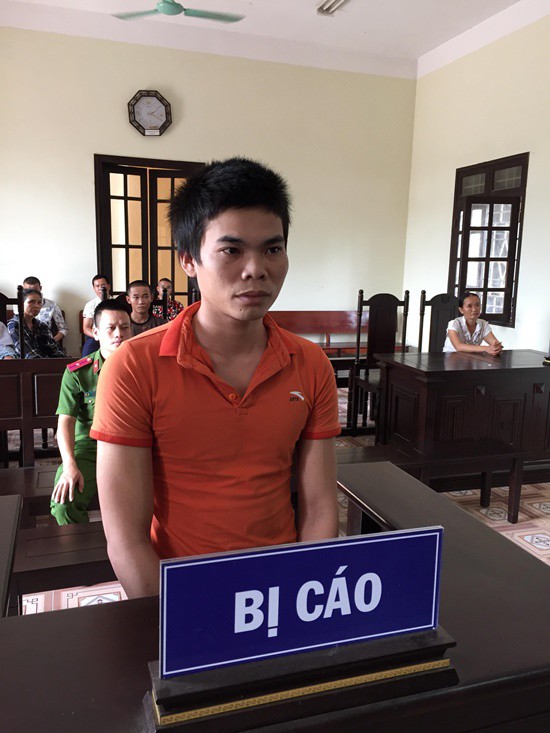 Bị cáo Lục Văn Bằng tại tòa hiếp dâm mẹ bạn