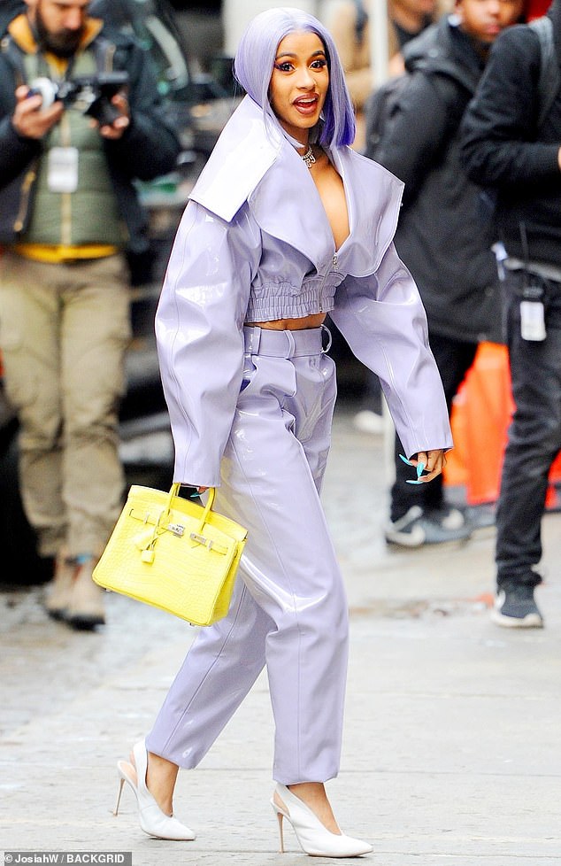 Ngó nghiêng BST túi Hermès Birkin triệu đô của Cardi B