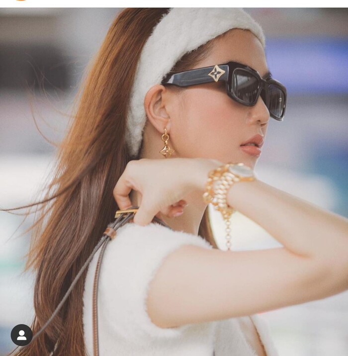 Ngọc Trinh diện áo croptop hờ hững ra phố