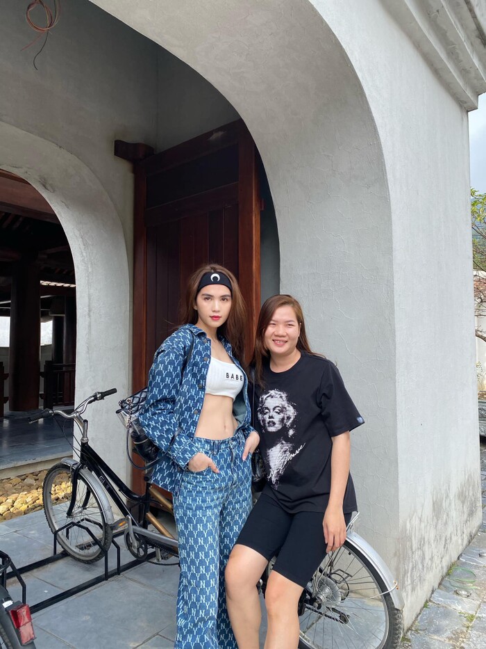 Ngọc Trinh diện áo croptop hờ hững ra phố