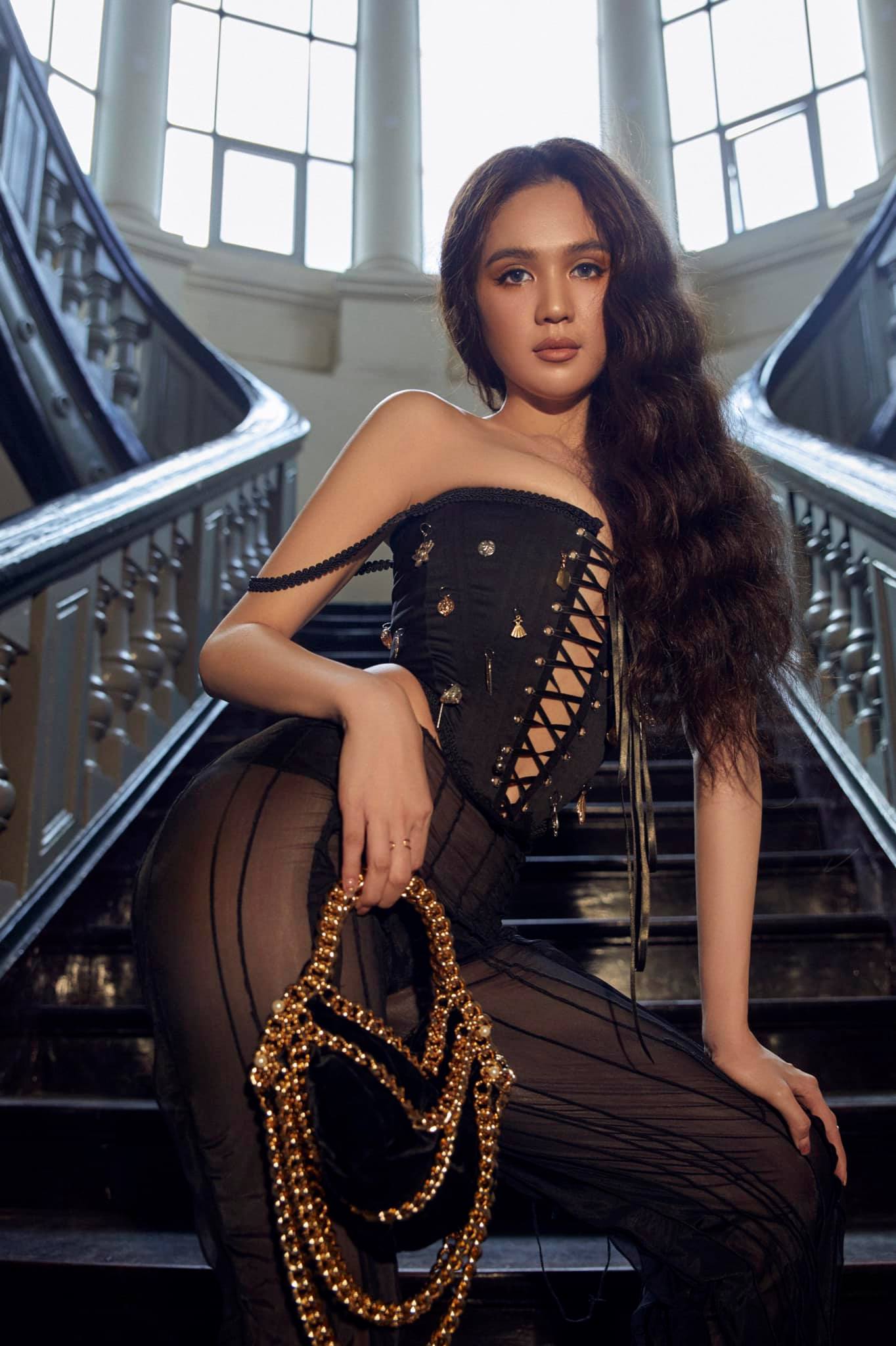 Ngọc Trinh tung bộ hình mới mà cữ ngỡ Ariana Grande bản Việt