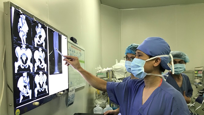 Bác sĩ 'căng mình' cứu người đàn ông bị gãy nửa người do tai nạn giao thông Bác sĩ 'căng mình' cứu người đàn ông bị gãy nửa người do tai nạn giao thông