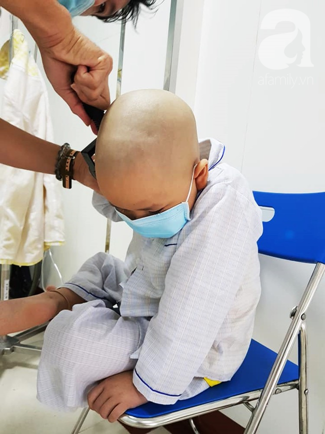 Nghẹn lòng cảnh con trai 5 tuổi bị ung thư máu, người mẹ cạo đầu để chiến đấu cùng con