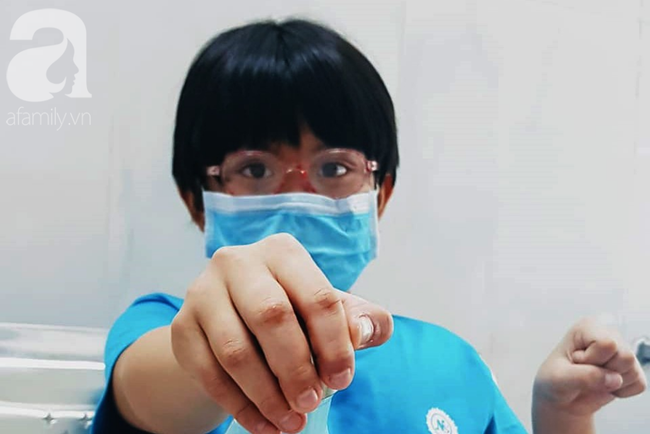 Nghẹn lòng cảnh con trai 5 tuổi bị ung thư máu, người mẹ cạo đầu để chiến đấu cùng con