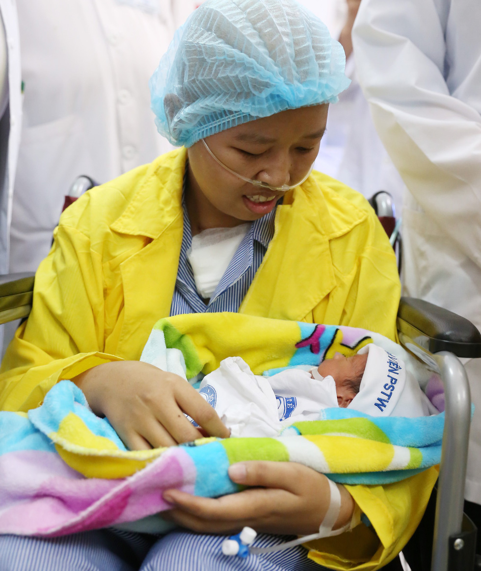 Trào nước mắt giây phút người mẹ ung thư giai đoạn cuối được gặp con