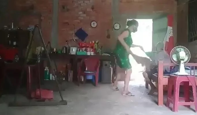 Người phụ nữ bạo hành mẹ đẻ ở Long An khai gì? Người phụ nữ bạo hành mẹ đẻ ở Long An khai gì?