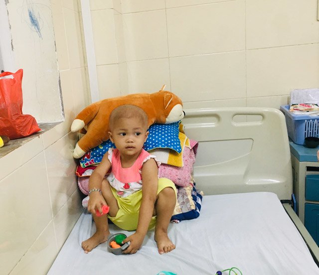 Con dâu qua đời vì u não, con trai trầm cảm, ông nội nghèo bán ruộng cứu cháu gái ung thư Con dâu qua đời vì u não, con trai trầm cảm, ông nội nghèo bán ruộng cứu cháu gái ung thư