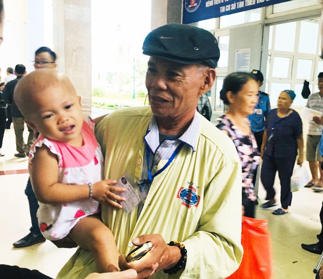 Con dâu qua đời vì u não, con trai trầm cảm, ông nội nghèo bán ruộng cứu cháu gái ung thư Con dâu qua đời vì u não, con trai trầm cảm, ông nội nghèo bán ruộng cứu cháu gái ung thư
