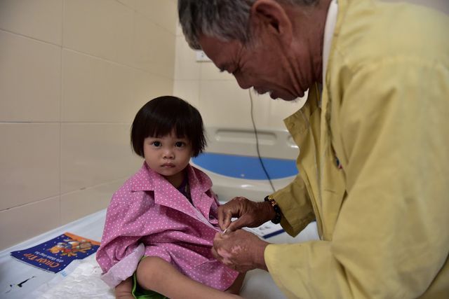 Con dâu qua đời vì u não, con trai trầm cảm, ông nội nghèo bán ruộng cứu cháu gái ung thư Con dâu qua đời vì u não, con trai trầm cảm, ông nội nghèo bán ruộng cứu cháu gái ung thư