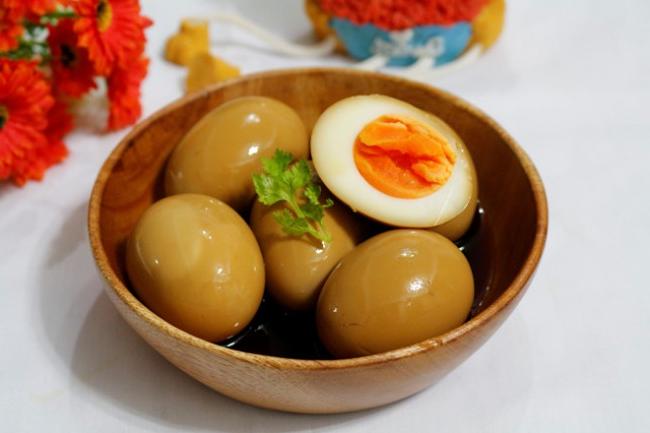 Chị em có thể tự tay làm món trứng ngâm tương ngay tại nhà vừa tiết kiệm chi phí, lại bổ dưỡng