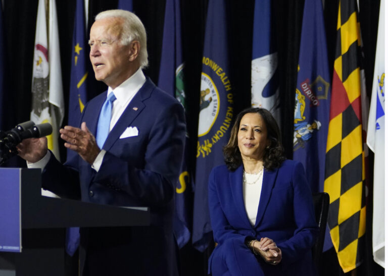 Phó tổng thống Mỹ Kamala Harris là người cuồng sneakers