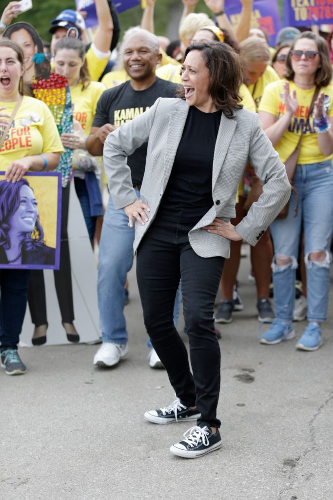 Phó tổng thống Mỹ Kamala Harris là người cuồng sneakers