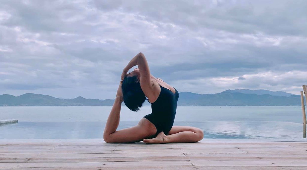 Ốc Thanh Vân tập hai đọng tác yoga khó để giữ dáng sau sinh Ốc Thanh Vân tập hai đọng tác yoga khó để giữ dáng sau sinh