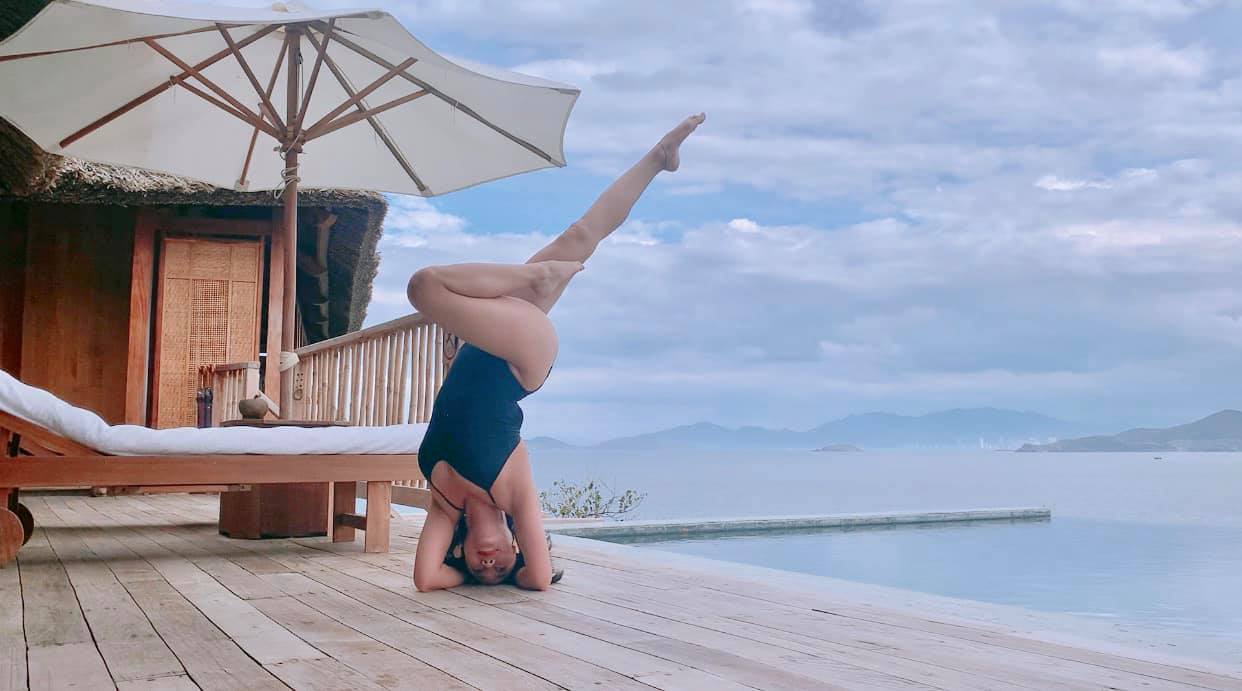 Ốc Thanh Vân tập hai đọng tác yoga khó để giữ dáng sau sinh Ốc Thanh Vân tập hai đọng tác yoga khó để giữ dáng sau sinh