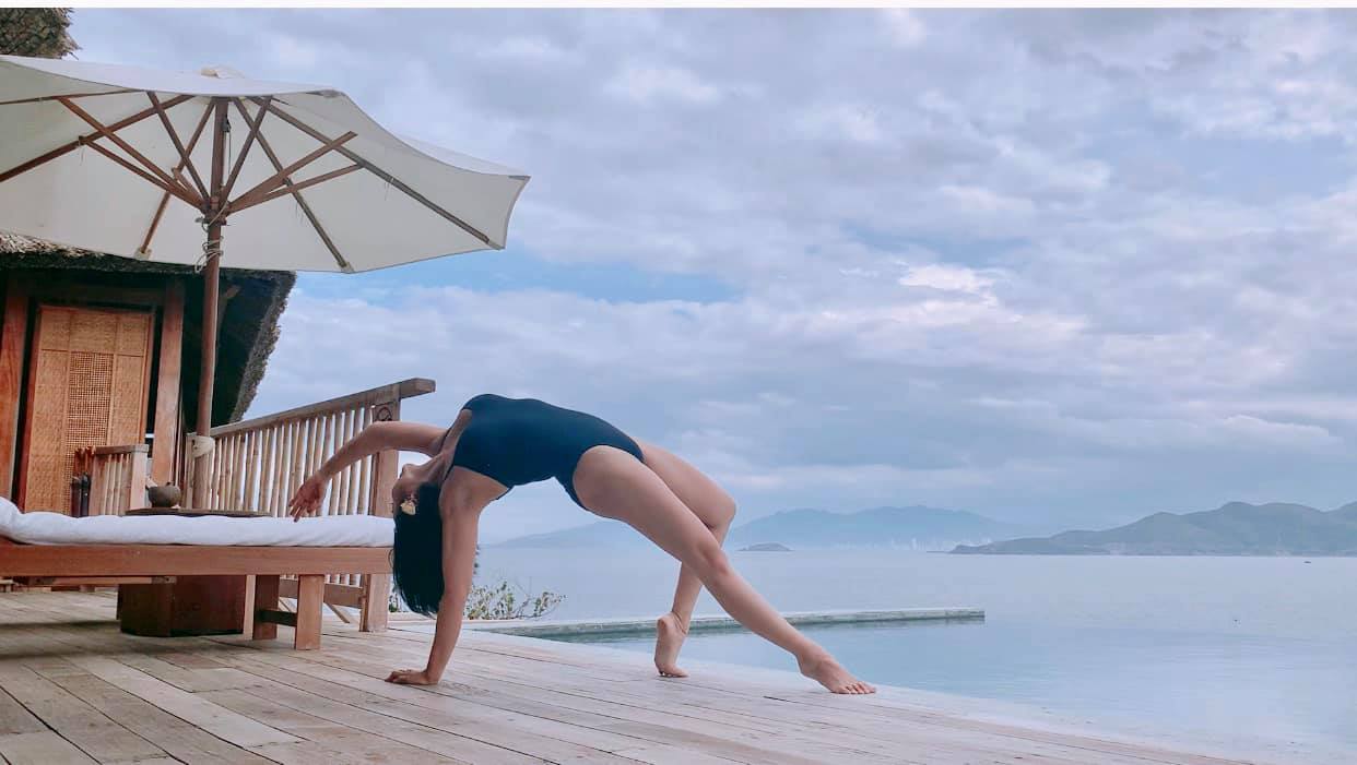 Ốc Thanh Vân tập hai đọng tác yoga khó để giữ dáng sau sinh Ốc Thanh Vân tập hai đọng tác yoga khó để giữ dáng sau sinh
