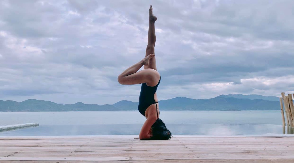 Ốc Thanh Vân tập hai đọng tác yoga khó để giữ dáng sau sinh Ốc Thanh Vân tập hai đọng tác yoga khó để giữ dáng sau sinh