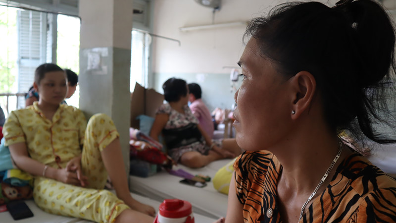 Nữ sinh 17 tuổi tiết lộ điều đáng sợ nhất trong 15 đợt hóa trị ung thư Nữ sinh 17 tuổi tiết lộ điều đáng sợ nhất trong 15 đợt hóa trị ung thư