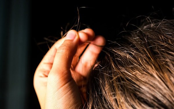 Phẫu thuật lấy khối u khổng lồ dài 20cm trong cơ thể bé gái vì nghiện ăn tóc suốt 9 năm