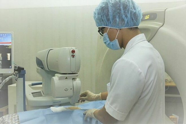 Bác sĩ tiến hành tiêm cồn tuyệt đối diệt hạch thân tạng dưới sự chỉ dẫn của robot Maxio
