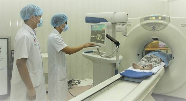 Bệnh nhân được chụp cắt lớp vi tính rồi gửi kết quả cho robot Maxio