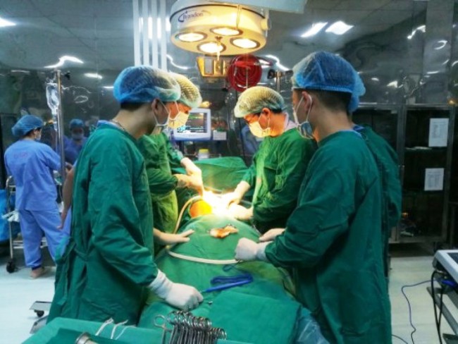 Các bác sĩ tiên lượng đây là ca mổ khó khăn do bệnh nhân còn trẻ tuổi trong khi kích thước khối u lớn