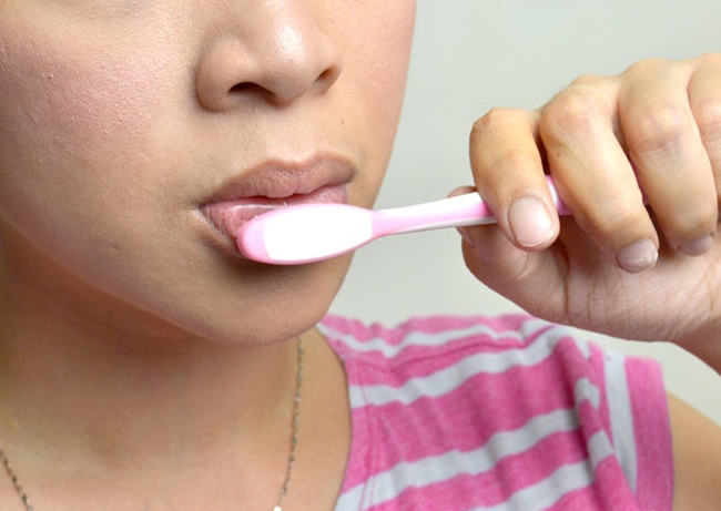Dùng bàn chải đánh răng chà nhẹ giúp đôi môi căng mọng