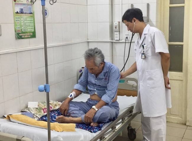 Ths. BS Vũ Văn Thành thăm khám cho bệnh nhân mắc bệnh phổi tắc nghẽn mạn tính