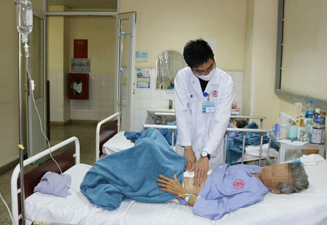 Cụ ông nguy kịch vì chủ quan đau bụng cả tuần không đi khám