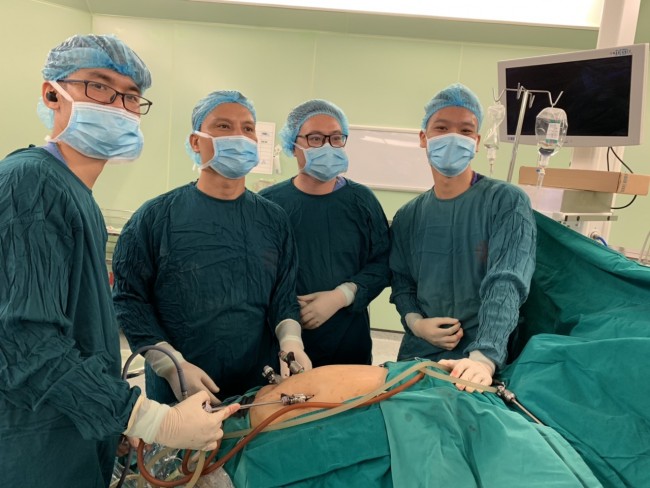TS. BS Trần Mạnh Hùng cùng ekip thực hiện phẫu thuật