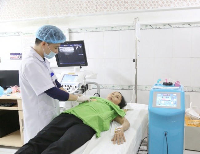 Bệnh nhân Hà đang được bác sĩ điều trị