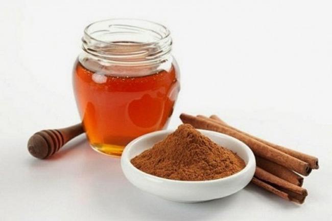 Chữa viêm khớp cổ chân từ bột quế và mật ong