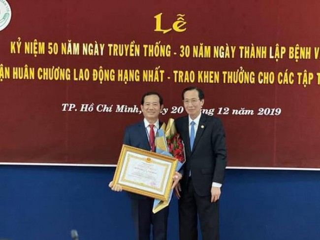 Phó Chủ tịch thường trực UBND TP.HCM Lê Thanh Liêm đại diện trao Huân chương Lao động hạng Nhì cho TS.BS Phan Văn Báu 
