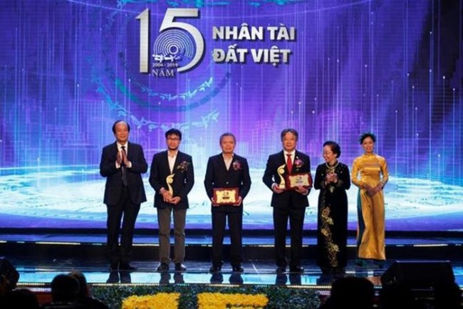 GS.TS Lê Ngọc Thành (người thứ 3 từ trái sang) nhận giải thưởng Nhân tài Đất Việt 