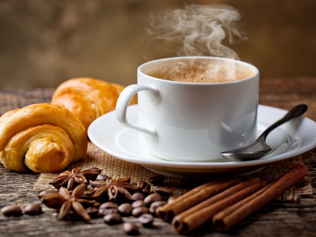 Caffeine là chất kích thích tự nhiên được tìm thấy nhiều trong cafe, cây trà...