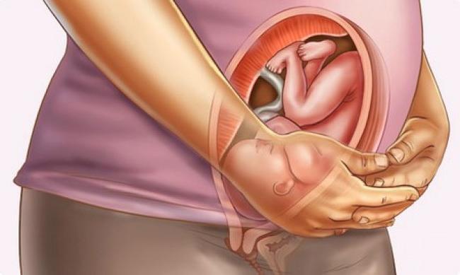 Vào tuần 32, chất lỏng màu vàng rỉ ra đầu vú đó là sữa non