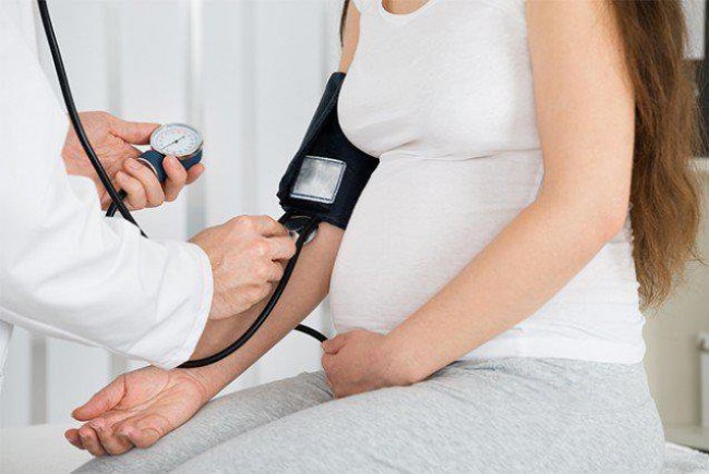 Đo huyết áp đặc biệt quan trọng với mẹ bầu trong 3 tháng cuối thai kỳ