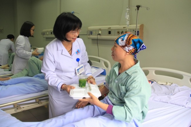 Bác sĩ dành tặng suất ăn miễn phí dành cho bệnh nhân