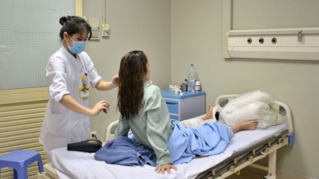 Điều dưỡng ân cần chải tóc cho người bệnh