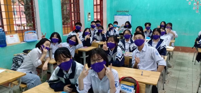 Học sinh vô cùng thích thú bởi món quà do cô giáo tặng 